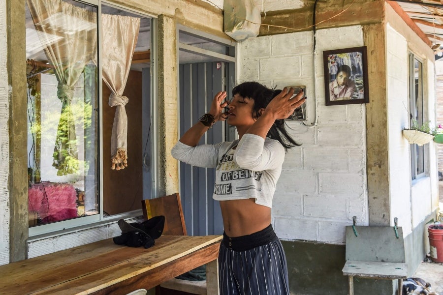 La colombiana Roxana Panchi Gutiérrez, una joven transexual indígena de 24 años, se reúne con sus dos amigas de toda la vida, en el pueblo indígena Cristiania, departamento de Antioquia, para crear accesorios con cuentas. Las mismas cuentas que iluminan las últimas creaciones de la diseñadora colombiana Laura Laurens, cuyos diseños viajan desde Bogotá a Londres, París y Nueva York.