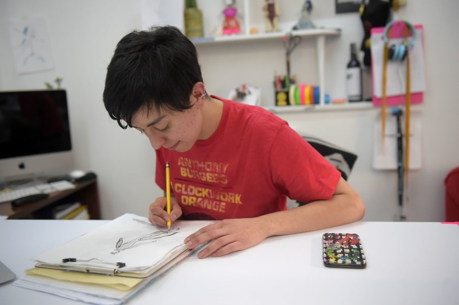 La colombiana Roxana Panchi Gutiérrez, una joven transexual indígena de 24 años, se reúne con sus dos amigas de toda la vida, en el pueblo indígena Cristiania, departamento de Antioquia, para crear accesorios con cuentas. Las mismas cuentas que iluminan las últimas creaciones de la diseñadora colombiana Laura Laurens, cuyos diseños viajan desde Bogotá a Londres, París y Nueva York.