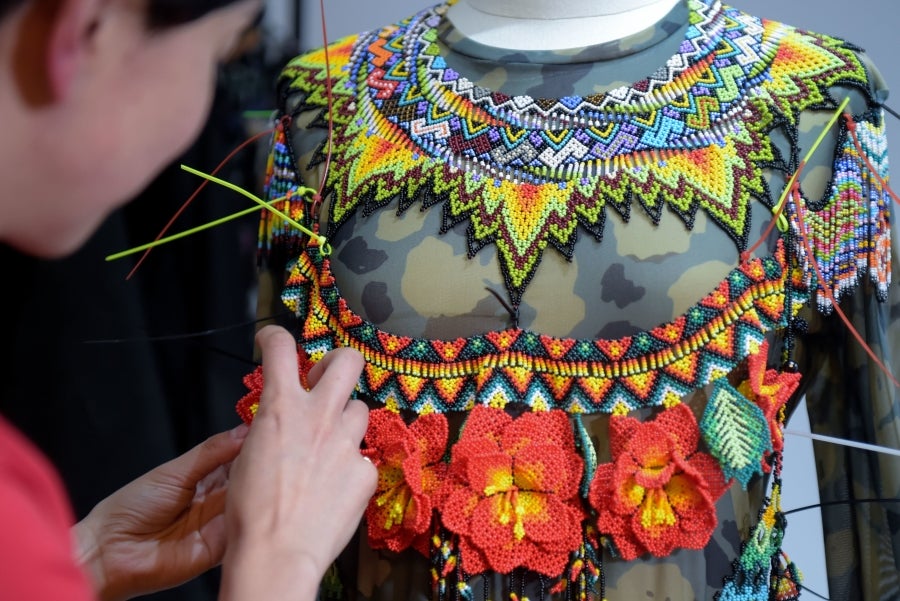 La colombiana Roxana Panchi Gutiérrez, una joven transexual indígena de 24 años, se reúne con sus dos amigas de toda la vida, en el pueblo indígena Cristiania, departamento de Antioquia, para crear accesorios con cuentas. Las mismas cuentas que iluminan las últimas creaciones de la diseñadora colombiana Laura Laurens, cuyos diseños viajan desde Bogotá a Londres, París y Nueva York.