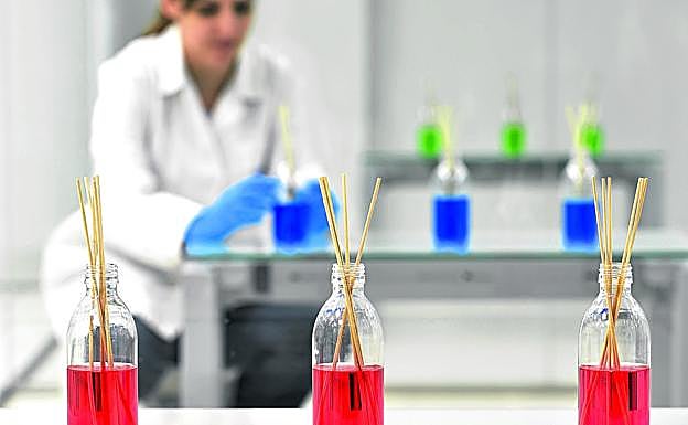 El templo del olor. Los laboratorios españoles crean las fórmulas de algunos de los perfumes más usados en el mundo. Combinan miles de fragancias naturales y sintéticas para dar en la diana.