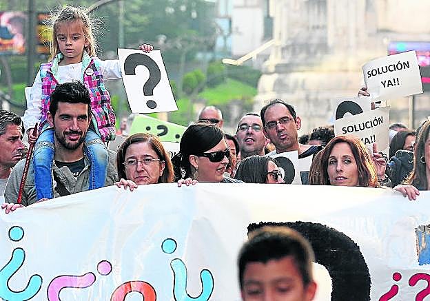Los más de dos mil manifestantes caminaron con pancartas y carteles con interrogantes y otros pidiendo soluciones rápidas.