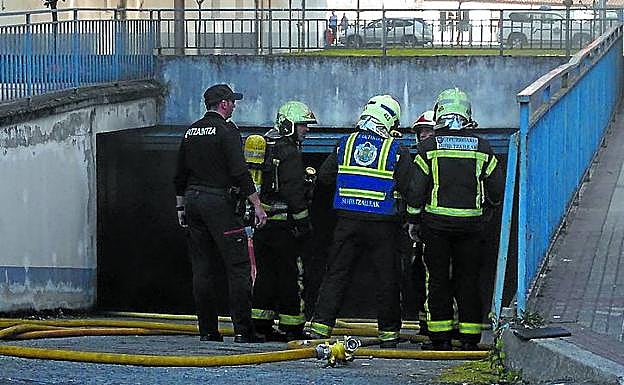 Bomberos a la entrada del parking el sábado. 