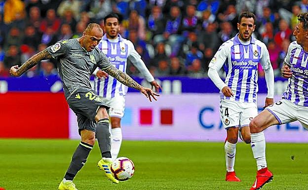 Sigue sin marcar. Sandro dispara a puerta rodeado de jugadores pucelanos. 