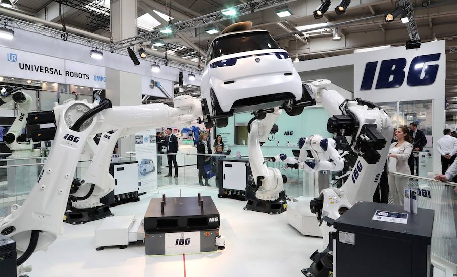 La feria de Hannover se convierte esta semana, con, 6.500 empresas procedentes de 75 países, en el evento que consorcios internacionales, pymes y startups presentan sus tecnologías para la producción industrial y el suministro energético del futuro. Industria 4.0, inteligencia artificial, 5G, construcción ligera y el futuro del trabajo se podrán admirar en este marca que define el rumbo de la industria del futuro