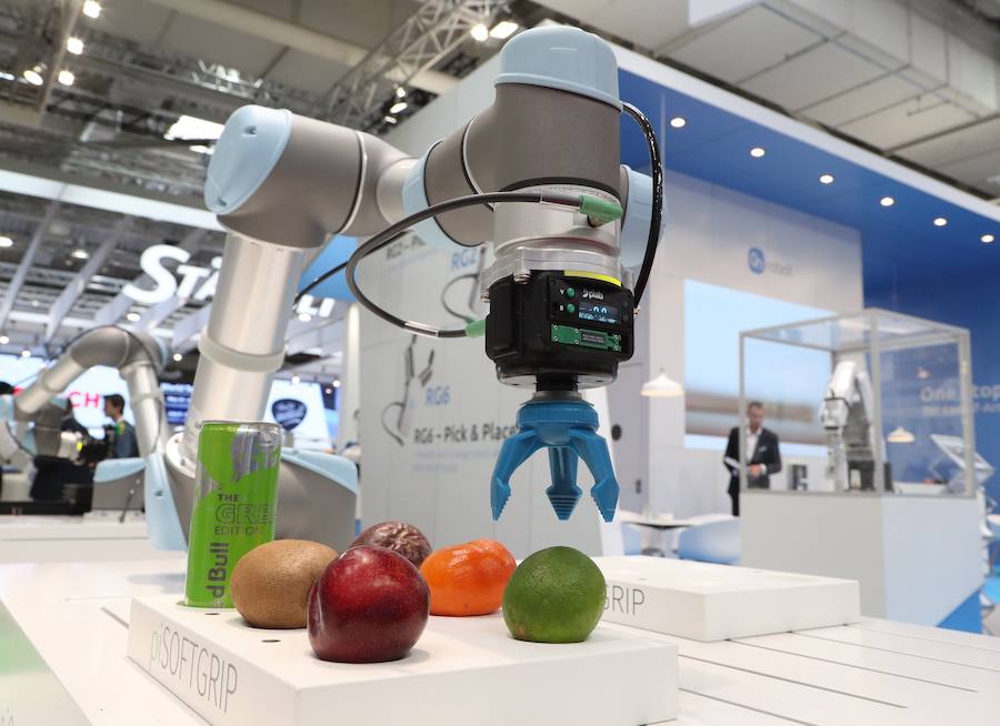 La feria de Hannover se convierte esta semana, con, 6.500 empresas procedentes de 75 países, en el evento que consorcios internacionales, pymes y startups presentan sus tecnologías para la producción industrial y el suministro energético del futuro. Industria 4.0, inteligencia artificial, 5G, construcción ligera y el futuro del trabajo se podrán admirar en este marca que define el rumbo de la industria del futuro