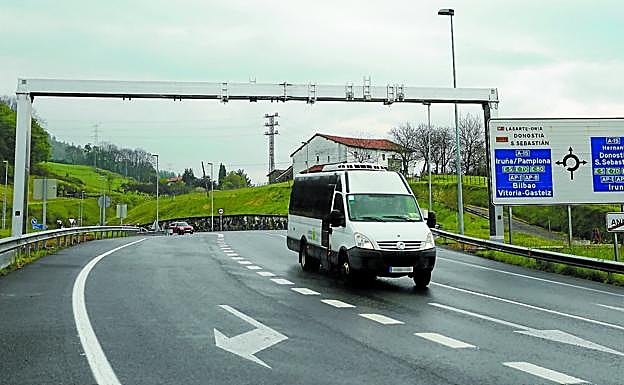 El nuevo micropórtico de Andoain fue colocado en la madrugada del lunes. 