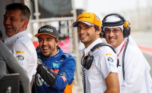 Fernando Alonso y Carlos Sainz, en el circuito de Shakir. 