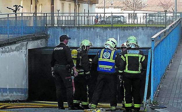 Bomberos a la entrada del parking el sábado. 