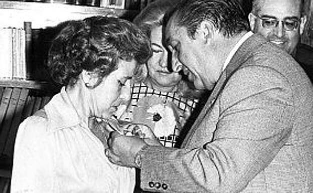 Carmen Aguado recibió en 1975 el lazo de dama de la Orden del Mérito Civil. 