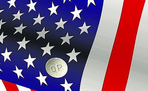 Miles de casos. Los sanitarios atienden a una mujer de 40 años víctima de una sobredosis de opiáceos en el baño de una tienda de Malden (Massachusetts).