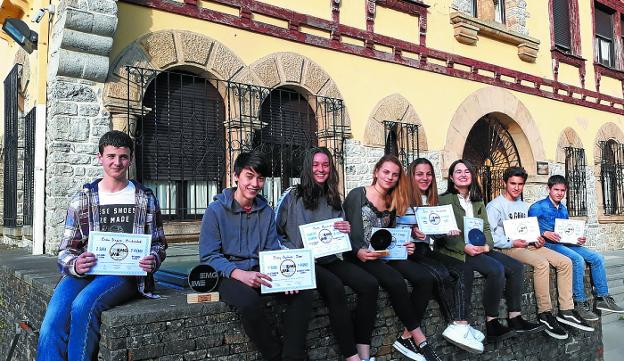 Los alumnos y alumnas premiados en el XIII Concurso de Jóvenes Músicos de Euskadi. 