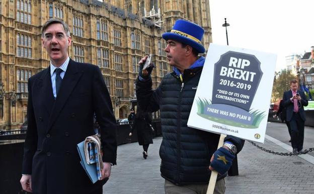 El activista anti 'brexit' Steve Bray (dcha) increpa al diputado conservador Jacob Rees-Mogg.
