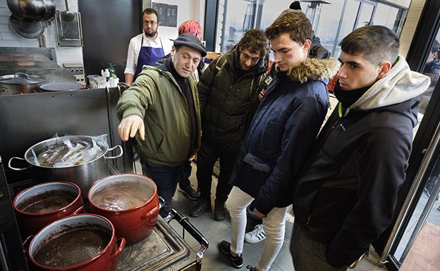 Roberto Ruiz muestra a unos estudiantes riojanos unos pucheros de alubias negras de Tolosa, santo grial de HIKA Txakolina.