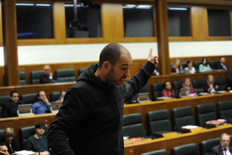 La Cámara vasca registra el momento más tenso de la legislatura en el debate sobre la ley de abusos. Tejeria amaga con suspender la sesión y expulsa a un aforado mientras el PP la abandona como protesta