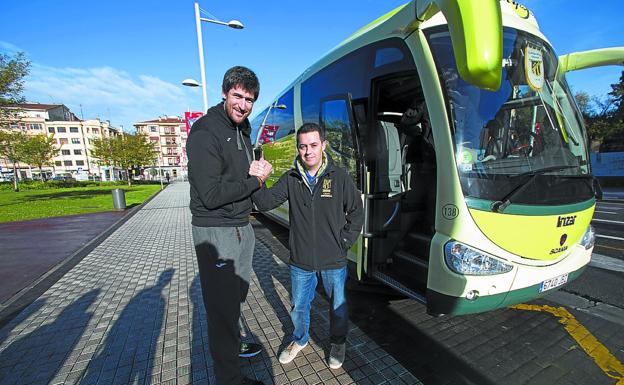 El presidente Gurutz Aginagalde desea suerte al entrenador Jacobo Cuétara antes del viaje. 