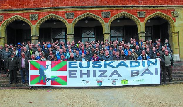 Los cazadores guipuzcoanos expusieron sus reivindicaciones en el Palacio Miramar de Donostia. 