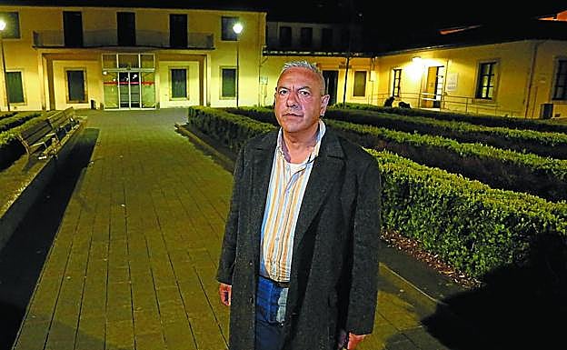 Javier Hamzaoui, ayer por la noche frente a la residencia de Irun en la que se levantaba el antiguo hospicio.
