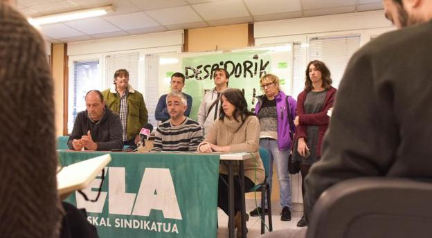 Los trabajadores de Tolosaldea Bus en rueda de prensa. 