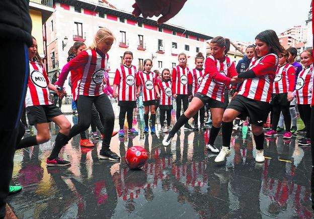 DÍA DEL FÚTBOL FEMENINO EN LA PLAZA KALEGOEN