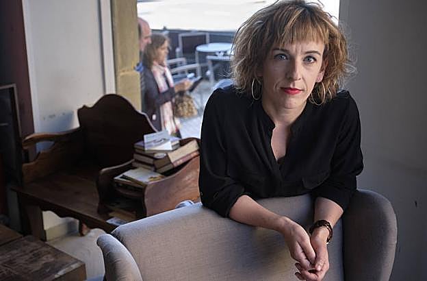 Ione Gorostarzu irakaslea da lanbidez. Leitzan bizi da, eta Donostian egiten du lan. Bertan egina da argazkia. 