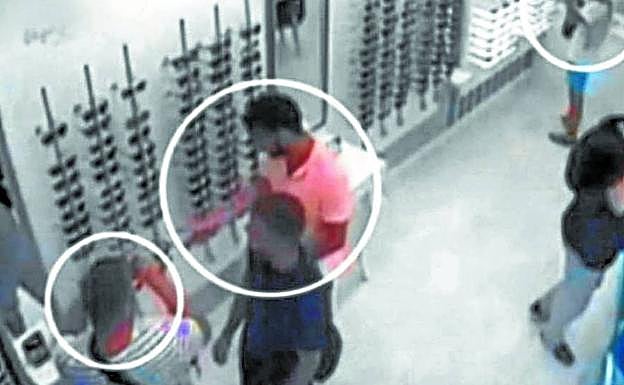 Los miembros de 'La Manada', en la óptica donostiarra en la que robaron. 