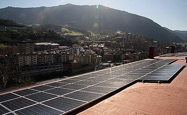 Paneles solares en un edificio en Elgoibar. 