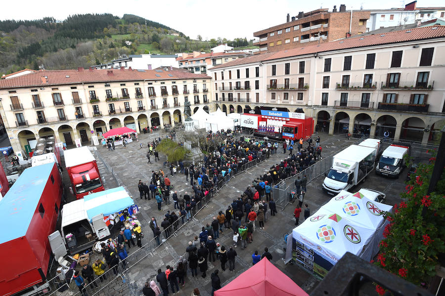 Los corredores de la Vuelta al País Vasco posaron para la afición en Zumarraga antes del inicio de la competición