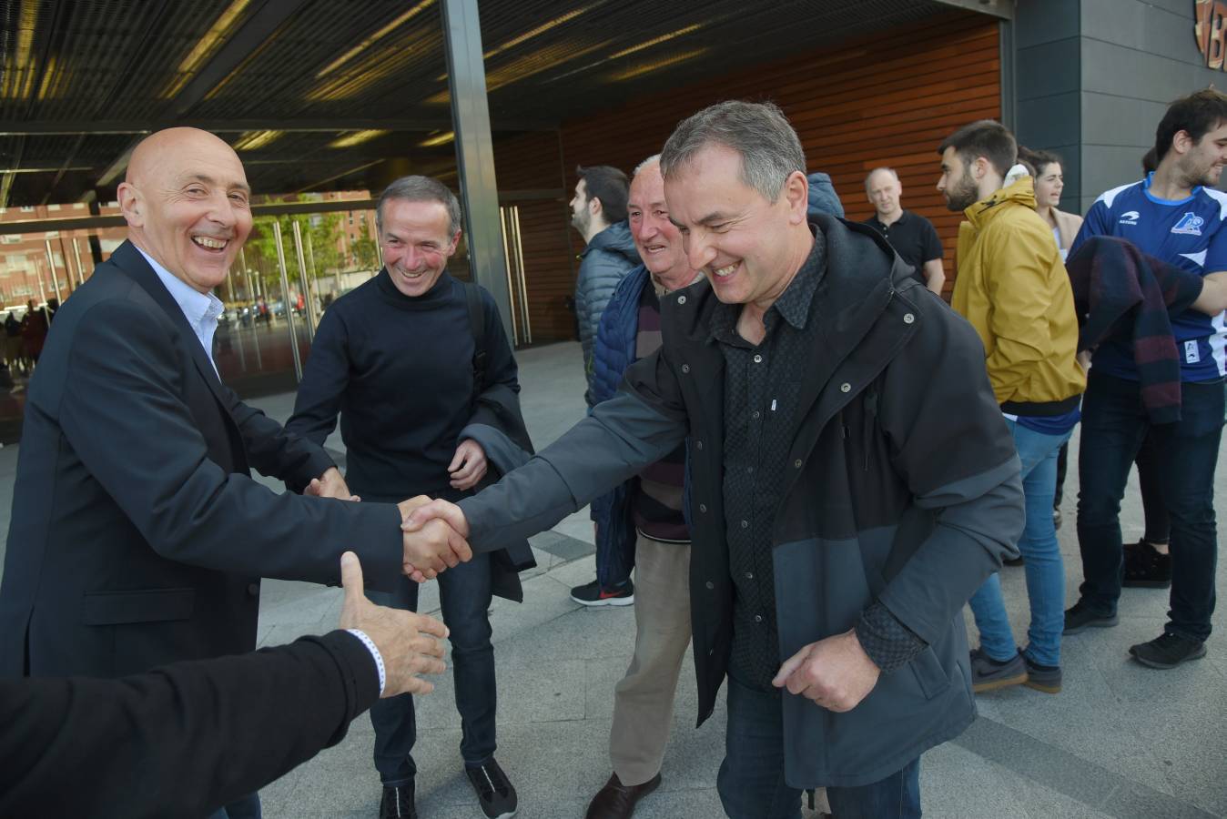 El ambiente junto al frontón era magnífico minutos antes de que arrancara la final del Campeonato de Parejas