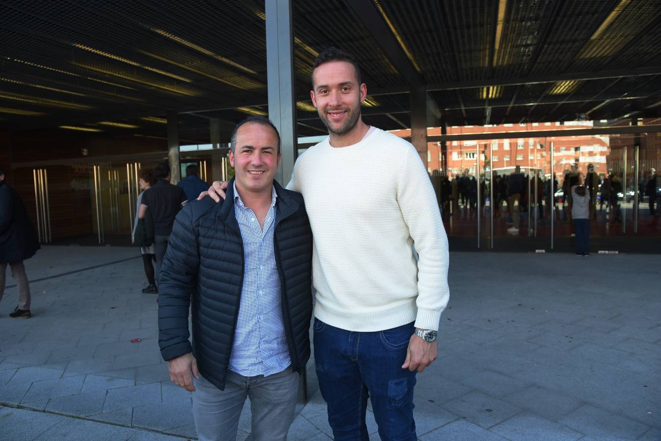 El ambiente junto al frontón era magnífico minutos antes de que arrancara la final del Campeonato de Parejas