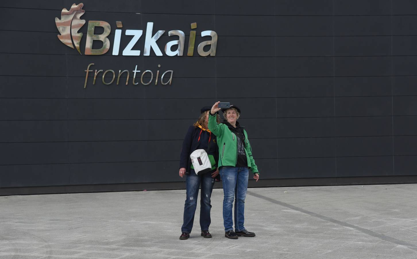El ambiente junto al frontón era magnífico minutos antes de que arrancara la final del Campeonato de Parejas