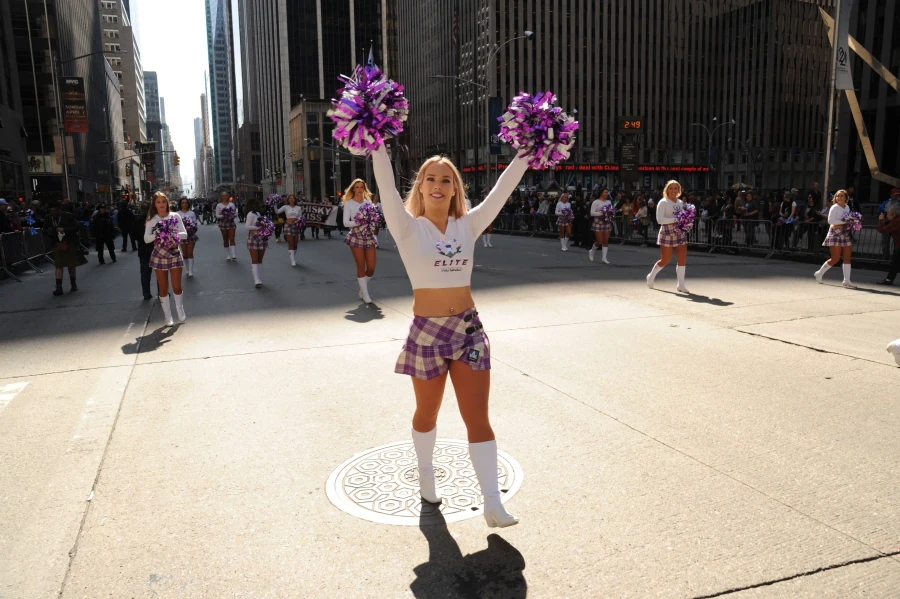 Las calles de Nueva York se han llenado de escoceses y descendientes de las tierras altas para celebrar el día del Orgullo escocés. Así, cientos de personas vestidas con el tradicional estampado de tartán y banderas de colores han desfilado por Manhattan, en la XXI edición del festival.