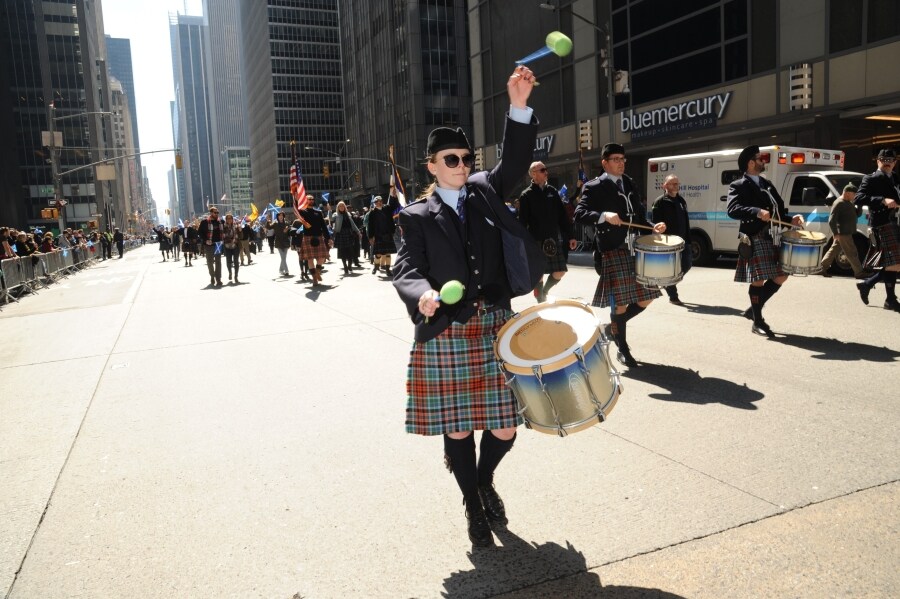 Las calles de Nueva York se han llenado de escoceses y descendientes de las tierras altas para celebrar el día del Orgullo escocés. Así, cientos de personas vestidas con el tradicional estampado de tartán y banderas de colores han desfilado por Manhattan, en la XXI edición del festival.