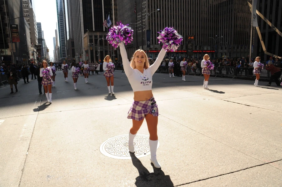 Las calles de Nueva York se han llenado de escoceses y descendientes de las tierras altas para celebrar el día del Orgullo escocés. Así, cientos de personas vestidas con el tradicional estampado de tartán y banderas de colores han desfilado por Manhattan, en la XXI edición del festival.