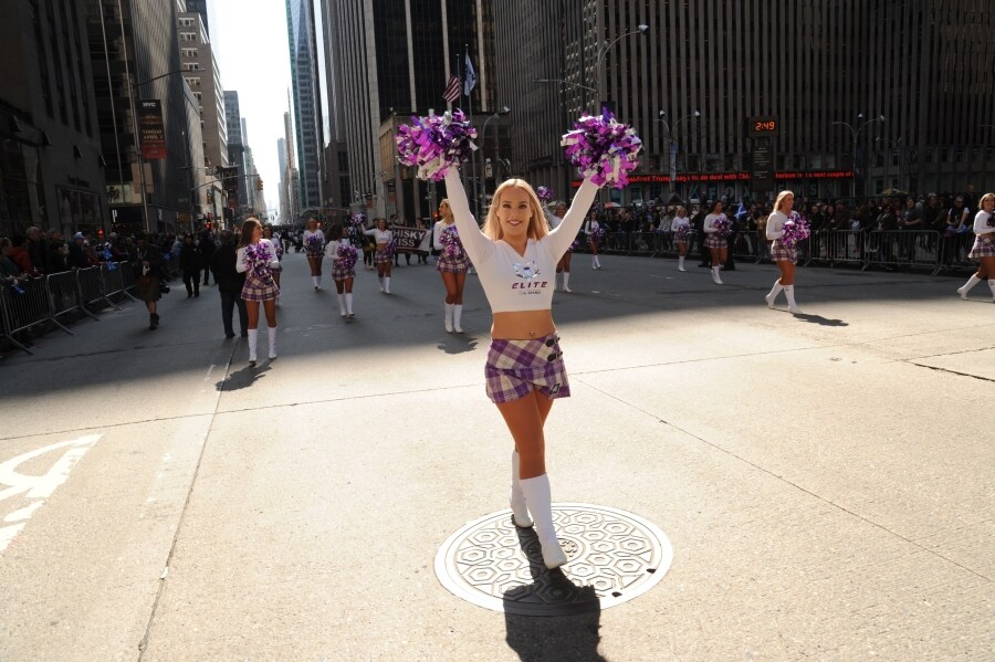 Las calles de Nueva York se han llenado de escoceses y descendientes de las tierras altas para celebrar el día del Orgullo escocés. Así, cientos de personas vestidas con el tradicional estampado de tartán y banderas de colores han desfilado por Manhattan, en la XXI edición del festival.