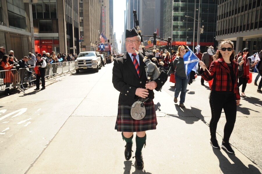 Las calles de Nueva York se han llenado de escoceses y descendientes de las tierras altas para celebrar el día del Orgullo escocés. Así, cientos de personas vestidas con el tradicional estampado de tartán y banderas de colores han desfilado por Manhattan, en la XXI edición del festival.