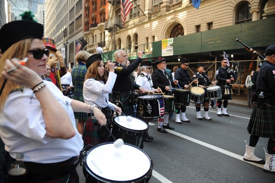 Las calles de Nueva York se han llenado de escoceses y descendientes de las tierras altas para celebrar el día del Orgullo escocés. Así, cientos de personas vestidas con el tradicional estampado de tartán y banderas de colores han desfilado por Manhattan, en la XXI edición del festival.