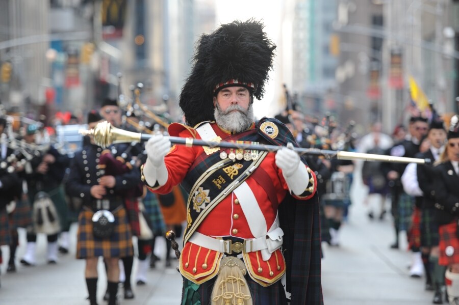 Las calles de Nueva York se han llenado de escoceses y descendientes de las tierras altas para celebrar el día del Orgullo escocés. Así, cientos de personas vestidas con el tradicional estampado de tartán y banderas de colores han desfilado por Manhattan, en la XXI edición del festival.