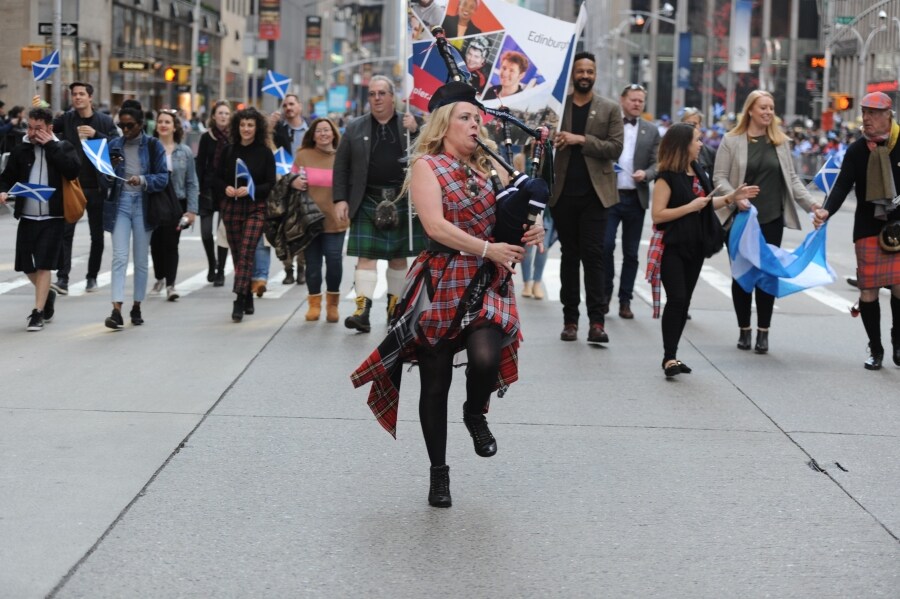 Las calles de Nueva York se han llenado de escoceses y descendientes de las tierras altas para celebrar el día del Orgullo escocés. Así, cientos de personas vestidas con el tradicional estampado de tartán y banderas de colores han desfilado por Manhattan, en la XXI edición del festival.