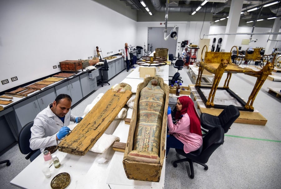 Restauradores del Museo Egipcio de Giza, cerca de El Cairo, restauran algunos de los objetos personales de Tutankamón. Desde objetos de uso común al propio sarcófago del faraón.