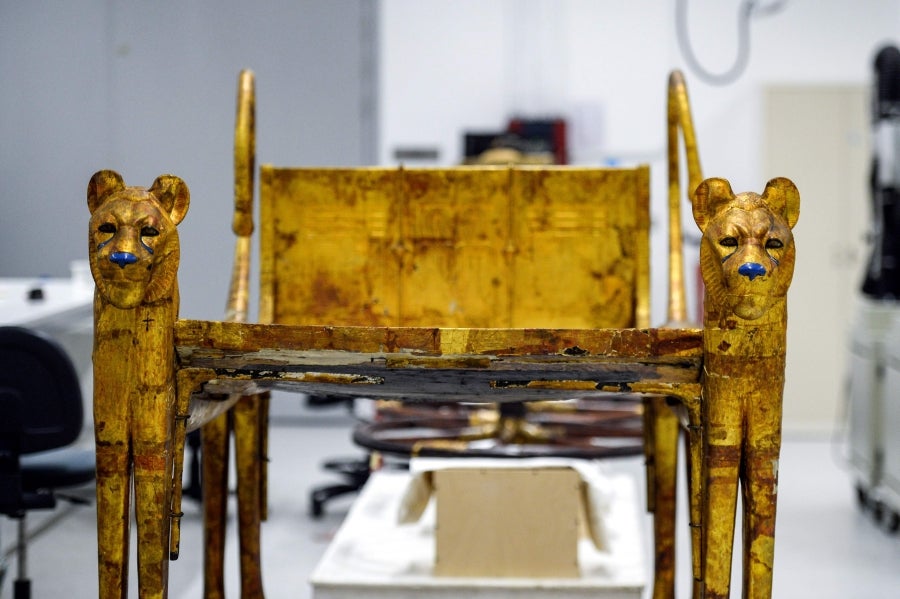 Restauradores del Museo Egipcio de Giza, cerca de El Cairo, restauran algunos de los objetos personales de Tutankamón. Desde objetos de uso común al propio sarcófago del faraón.