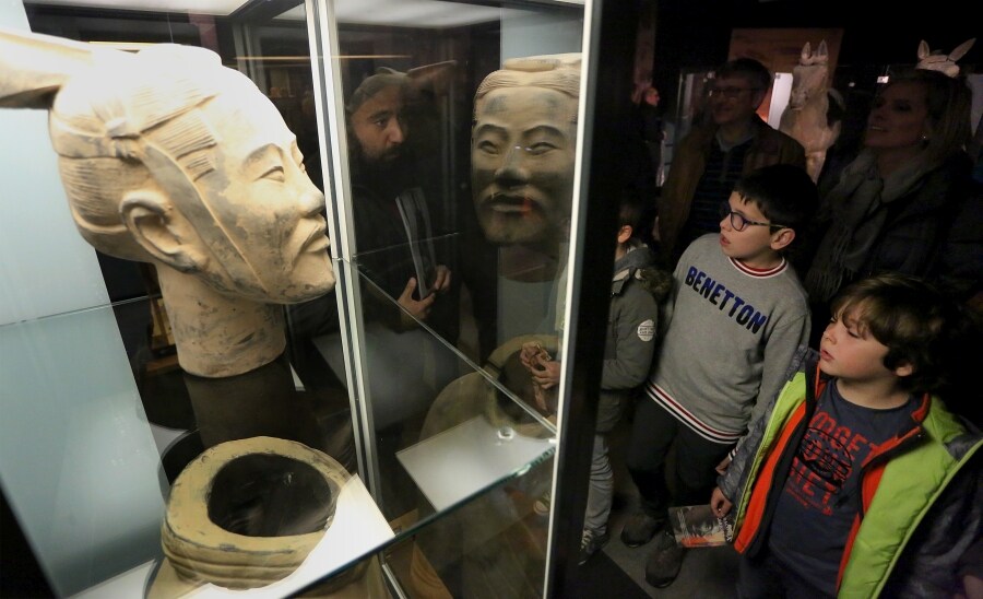 La exposición 'Los Soldados de Terracota' está superando con creces la asistencia prevista. Decenas de familias se han animado a visitara estos guerreros.