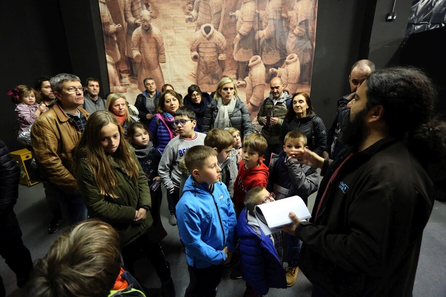 La exposición 'Los Soldados de Terracota' está superando con creces la asistencia prevista. Decenas de familias se han animado a visitara estos guerreros.