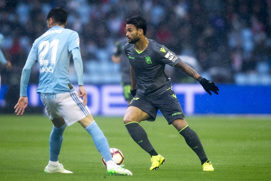 A pesar de llegar al descanso por delante, el conjunto txuri-urdin, que se ha quedado con diez tras la expulsión de Willian José, ha caído ante un Celta con Iago Aspas pletórico. 