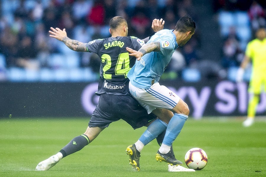 A pesar de llegar al descanso por delante, el conjunto txuri-urdin, que se ha quedado con diez tras la expulsión de Willian José, ha caído ante un Celta con Iago Aspas pletórico. 