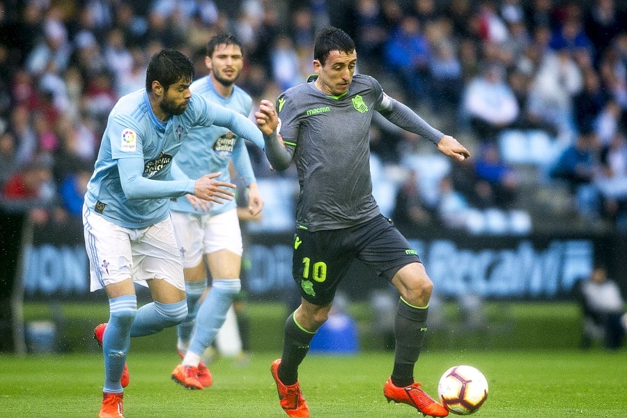 A pesar de llegar al descanso por delante, el conjunto txuri-urdin, que se ha quedado con diez tras la expulsión de Willian José, ha caído ante un Celta con Iago Aspas pletórico. 