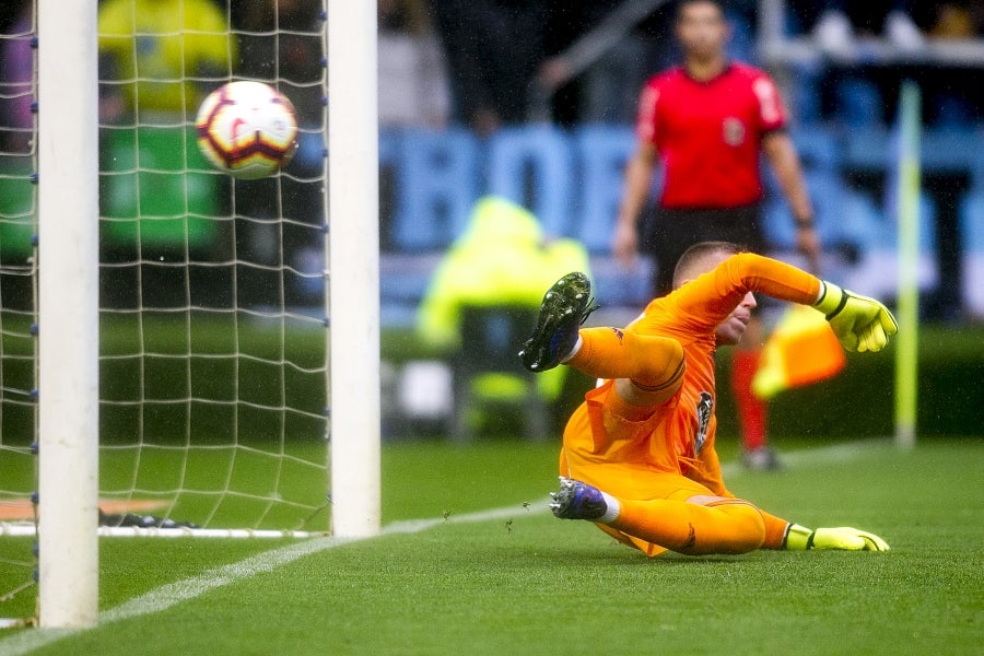 A pesar de llegar al descanso por delante, el conjunto txuri-urdin, que se ha quedado con diez tras la expulsión de Willian José, ha caído ante un Celta con Iago Aspas pletórico. 