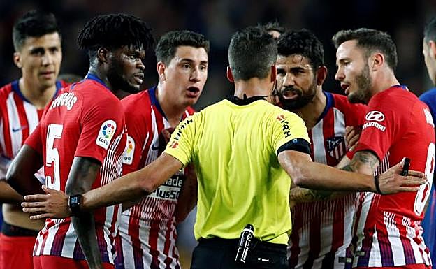 Los jugadores del Atlético rodean a Gil Manzano en la acción de la expulsión de Diego Costa.