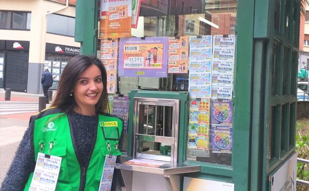 Maider Begoña Lobo Allende, en su quiosco de Bilbao. 