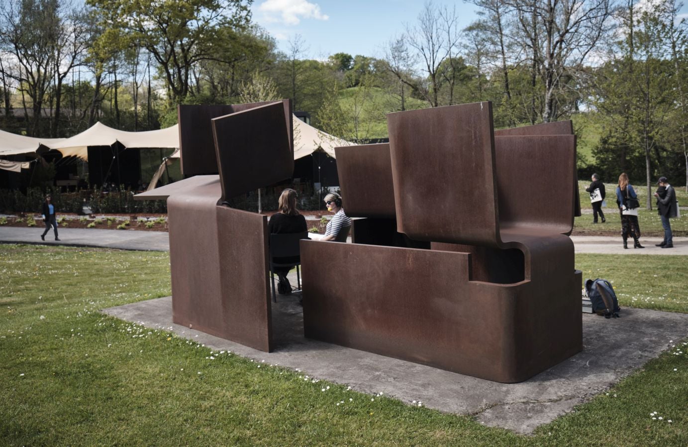 Los responsables del remodelado museo de Zabalaga presentan las nuevas instalaciones y la exposición inaugural antes de su reapertura al público