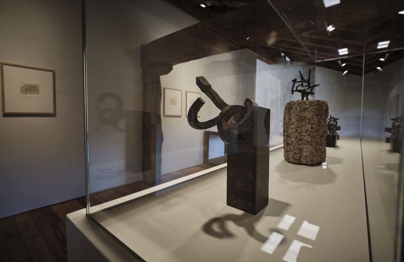 Los responsables del remodelado museo de Zabalaga presentan las nuevas instalaciones y la exposición inaugural antes de su reapertura al público